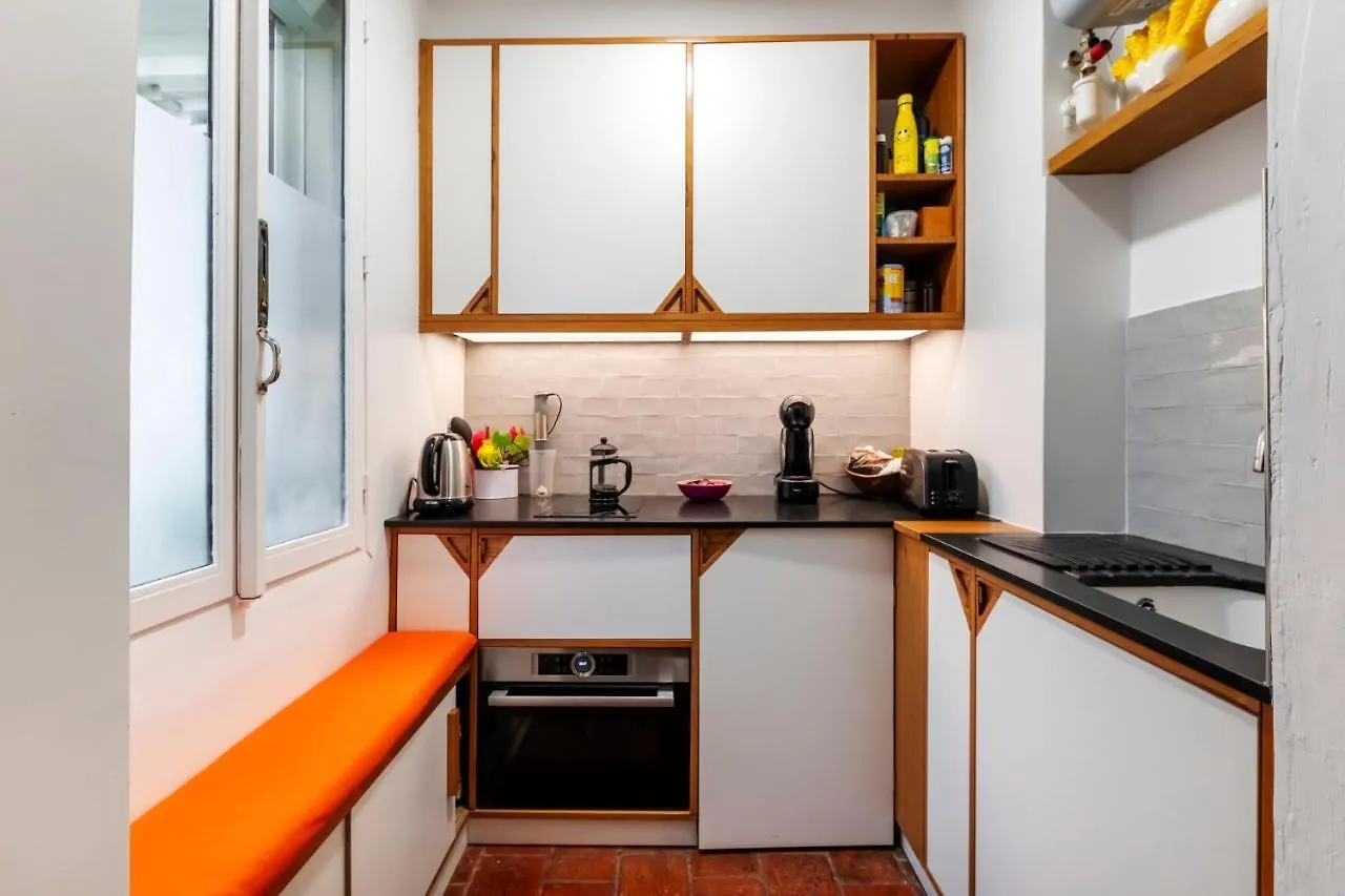 Veeve - Rustic Allure Paris France