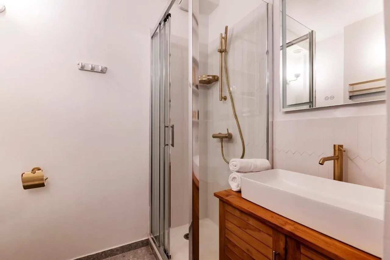 Veeve - Rustic Allure Paris Apartment