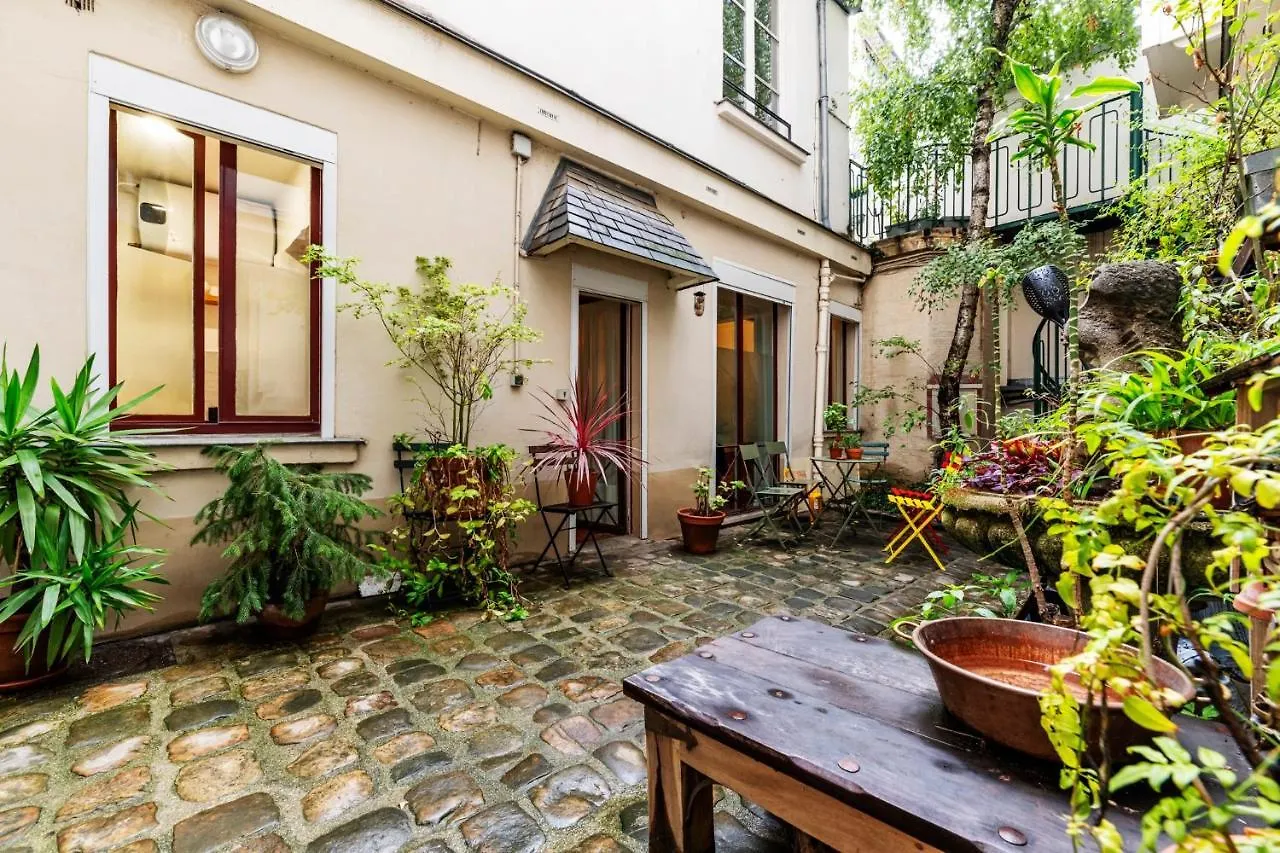 Veeve - Rustic Allure Paris Apartment